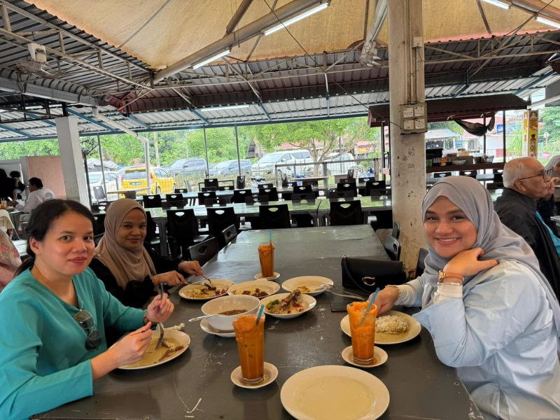 Pelanggan setia menikmati hidangan di Warung Pak Mat