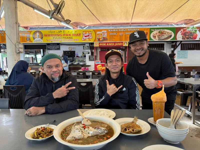 Warung Pak Mat Pulau Pisang — pandangan luar warung di Kota Bharu Kelantan