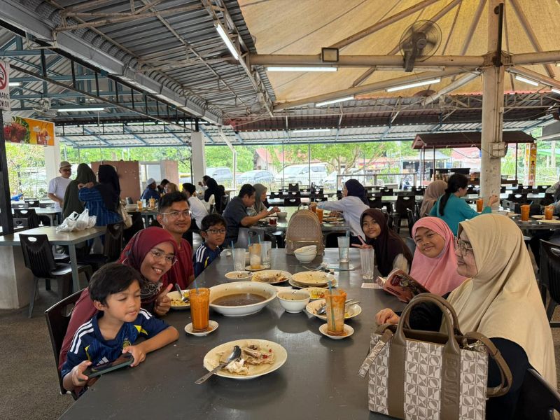 Sup Kepala Ikan yang baru siap dimasak di Warung Pak Mat