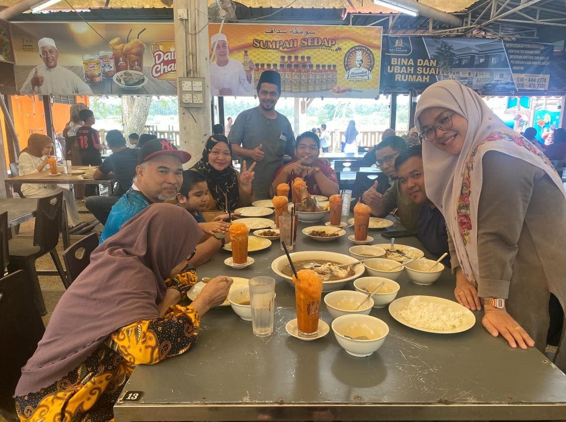 Teh Ais Madu minuman signature Warung Pak Mat Pulau Pisang